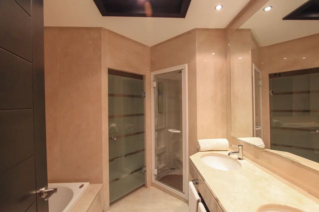 2 slaapkamer Appartement te koop in Puerto Banus, Marbella met zwembad - € 2.400.000 (Ref: 9550068)