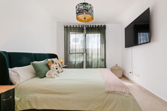 3 bedroom Townhouse for sale in Estepona with pool - € 475,000 (Ref: 9550164)