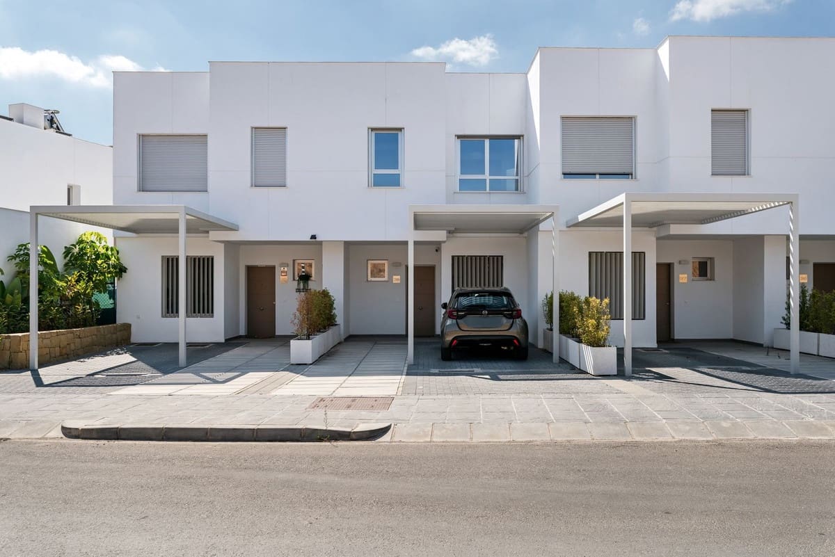 3 bedroom Townhouse for sale in Estepona with pool - € 475,000 (Ref: 9550164)