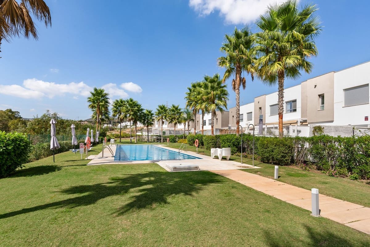 3 bedroom Townhouse for sale in Estepona with pool - € 475,000 (Ref: 9550164)
