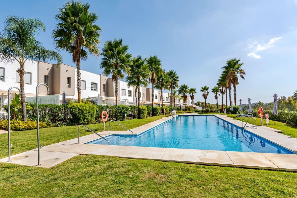 3 bedroom Townhouse for sale in Estepona with pool - € 475,000 (Ref: 9550164)