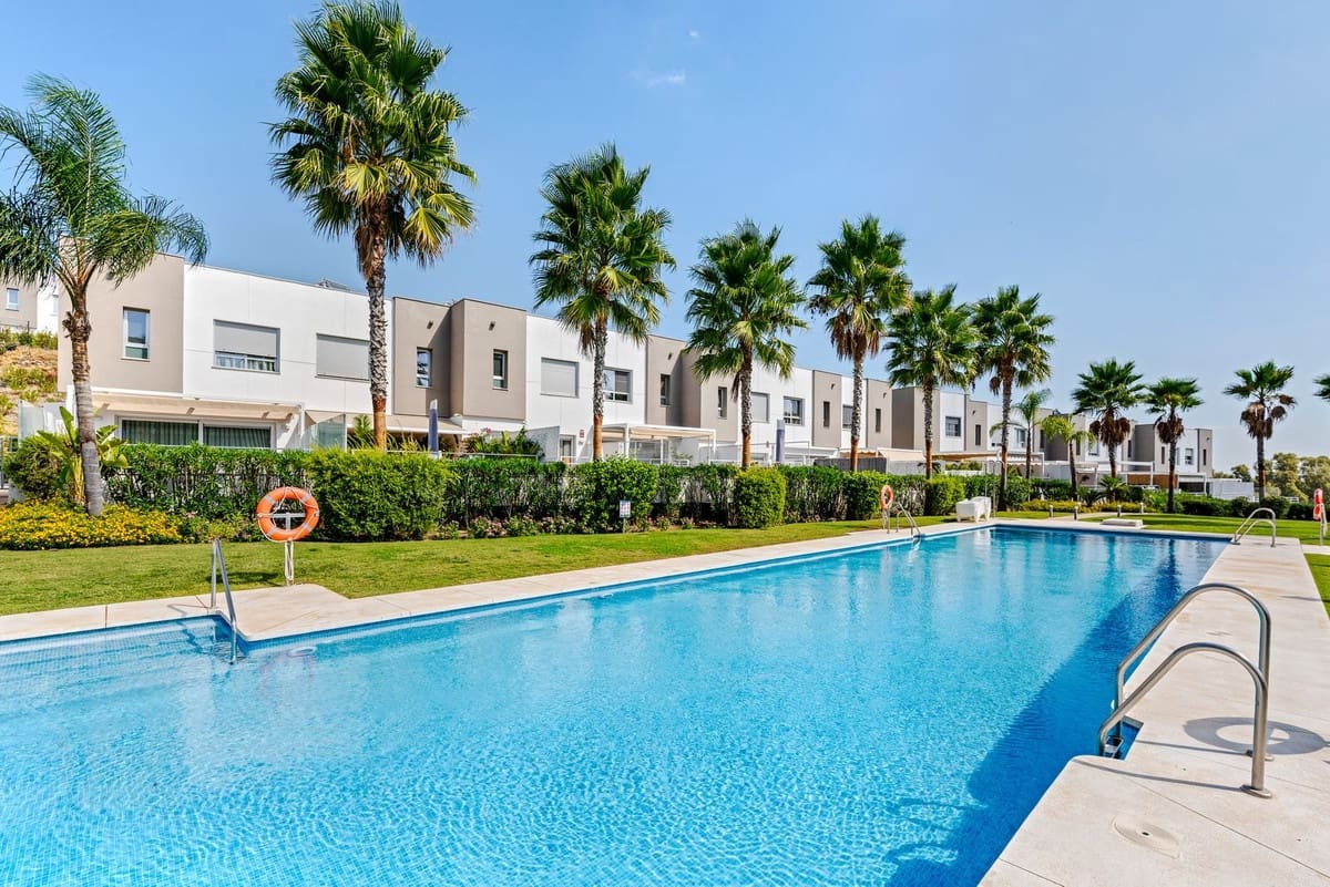3 bedroom Townhouse for sale in Estepona with pool - € 475,000 (Ref: 9550164)