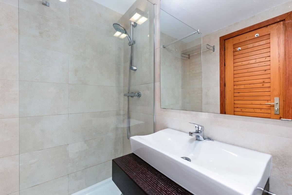 3 bedroom Apartment for sale in Estepona with garage - € 490,000 (Ref: 9550170)