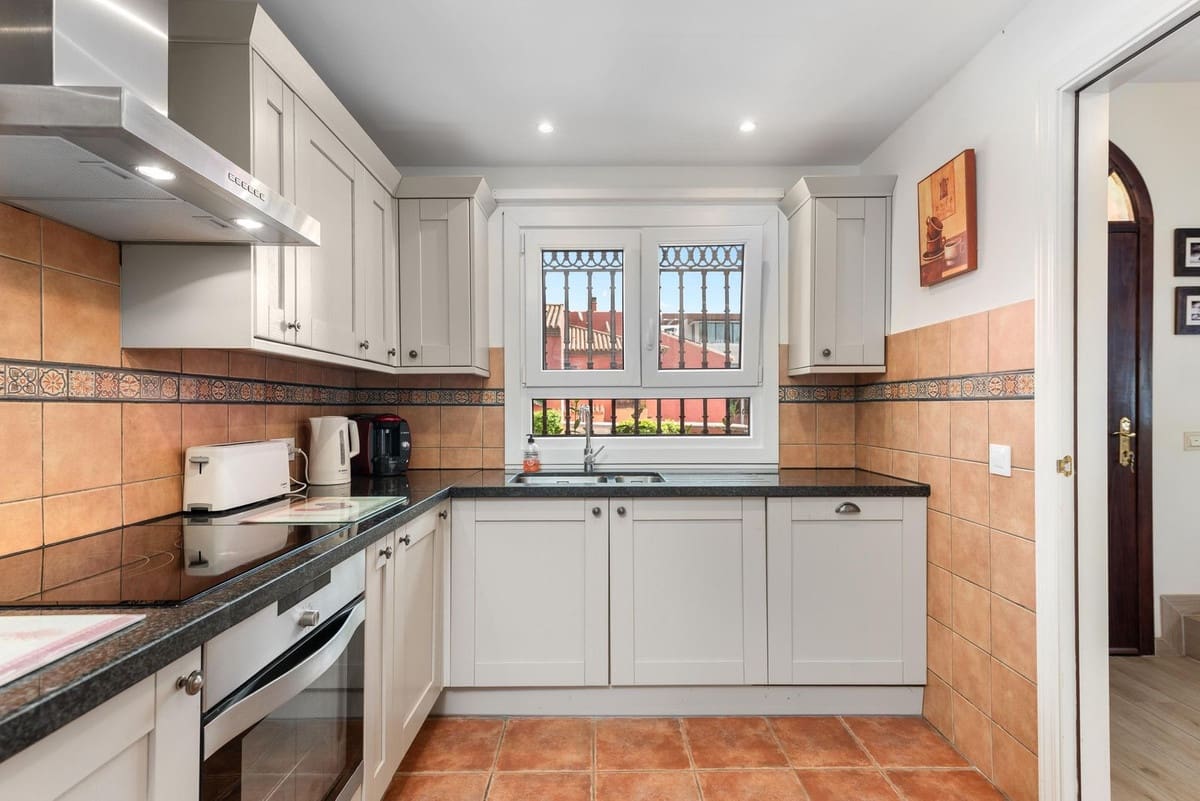 2 makuuhuone Omakotitalo myytävänä paikassa Estepona mukana uima-altaan - 595 000 € (Ref: 9550189)