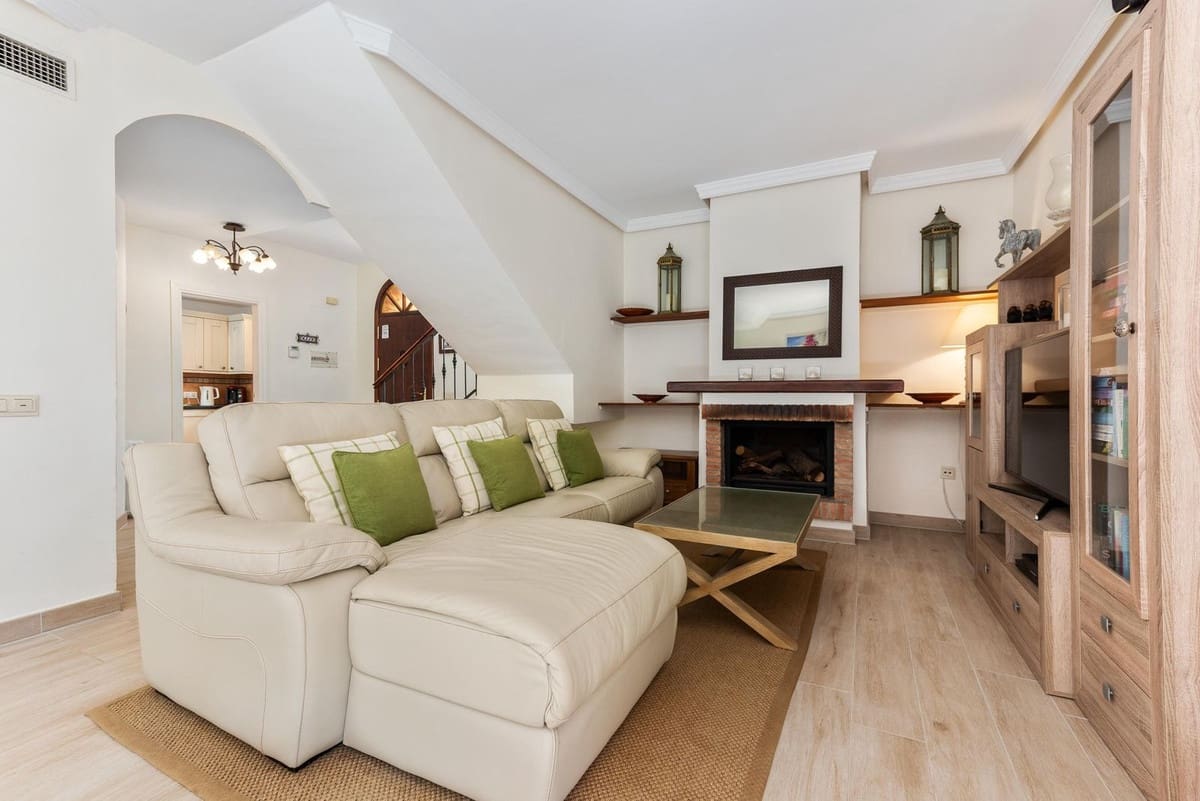 2 makuuhuone Omakotitalo myytävänä paikassa Estepona mukana uima-altaan - 595 000 € (Ref: 9550189)