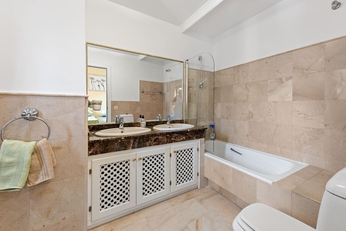 2 makuuhuone Omakotitalo myytävänä paikassa Estepona mukana uima-altaan - 595 000 € (Ref: 9550189)