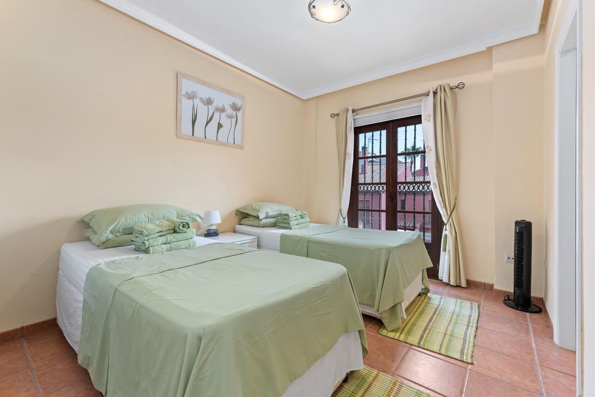 2 makuuhuone Omakotitalo myytävänä paikassa Estepona mukana uima-altaan - 595 000 € (Ref: 9550189)