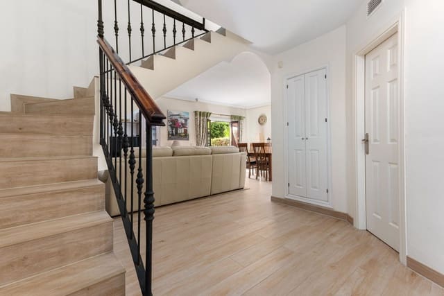 2 makuuhuone Omakotitalo myytävänä paikassa Estepona mukana uima-altaan - 595 000 € (Ref: 9550189)