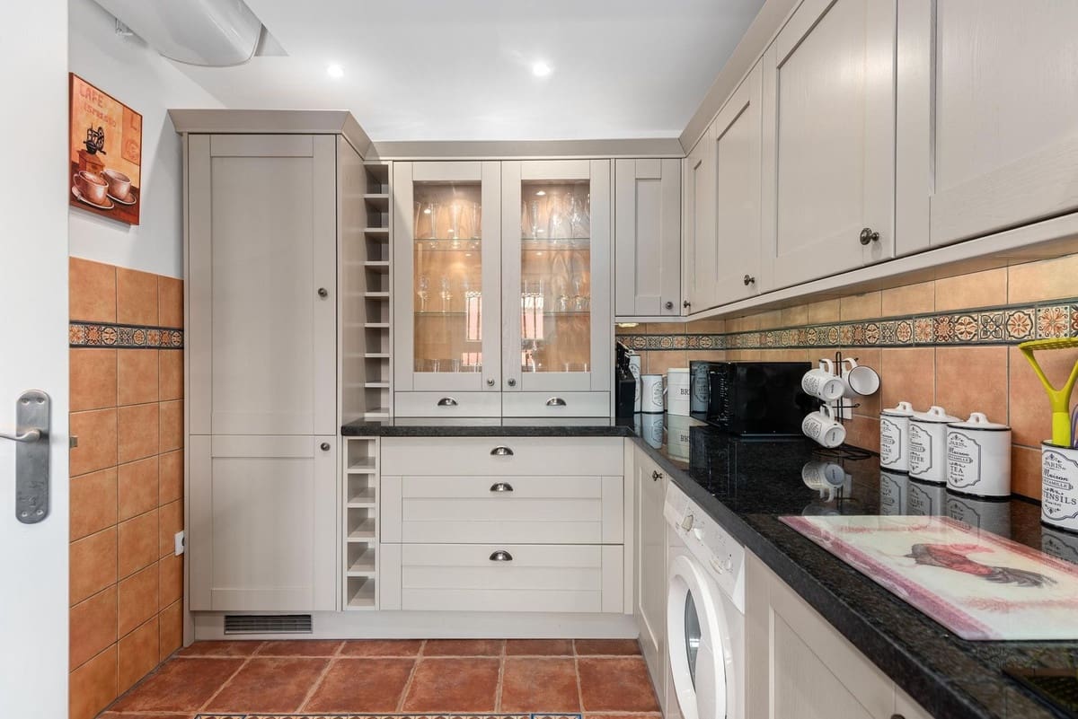 2 makuuhuone Omakotitalo myytävänä paikassa Estepona mukana uima-altaan - 595 000 € (Ref: 9550189)