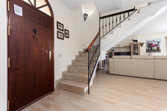 2 makuuhuone Omakotitalo myytävänä paikassa Estepona mukana uima-altaan - 595 000 € (Ref: 9550189)