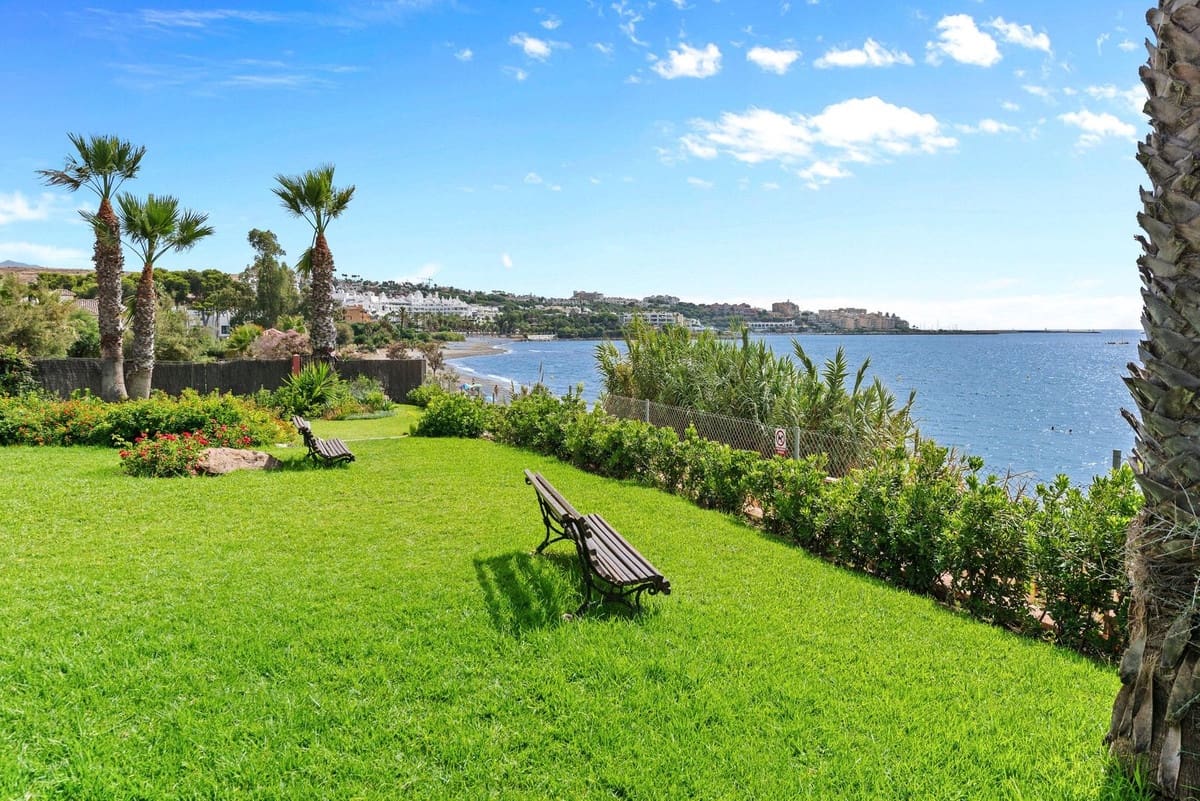 2 makuuhuone Omakotitalo myytävänä paikassa Estepona mukana uima-altaan - 595 000 € (Ref: 9550189)