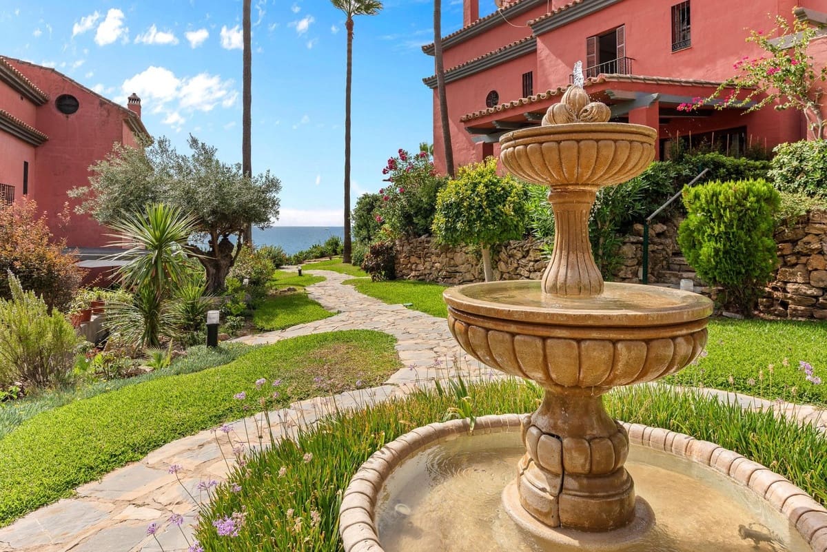 2 makuuhuone Omakotitalo myytävänä paikassa Estepona mukana uima-altaan - 595 000 € (Ref: 9550189)