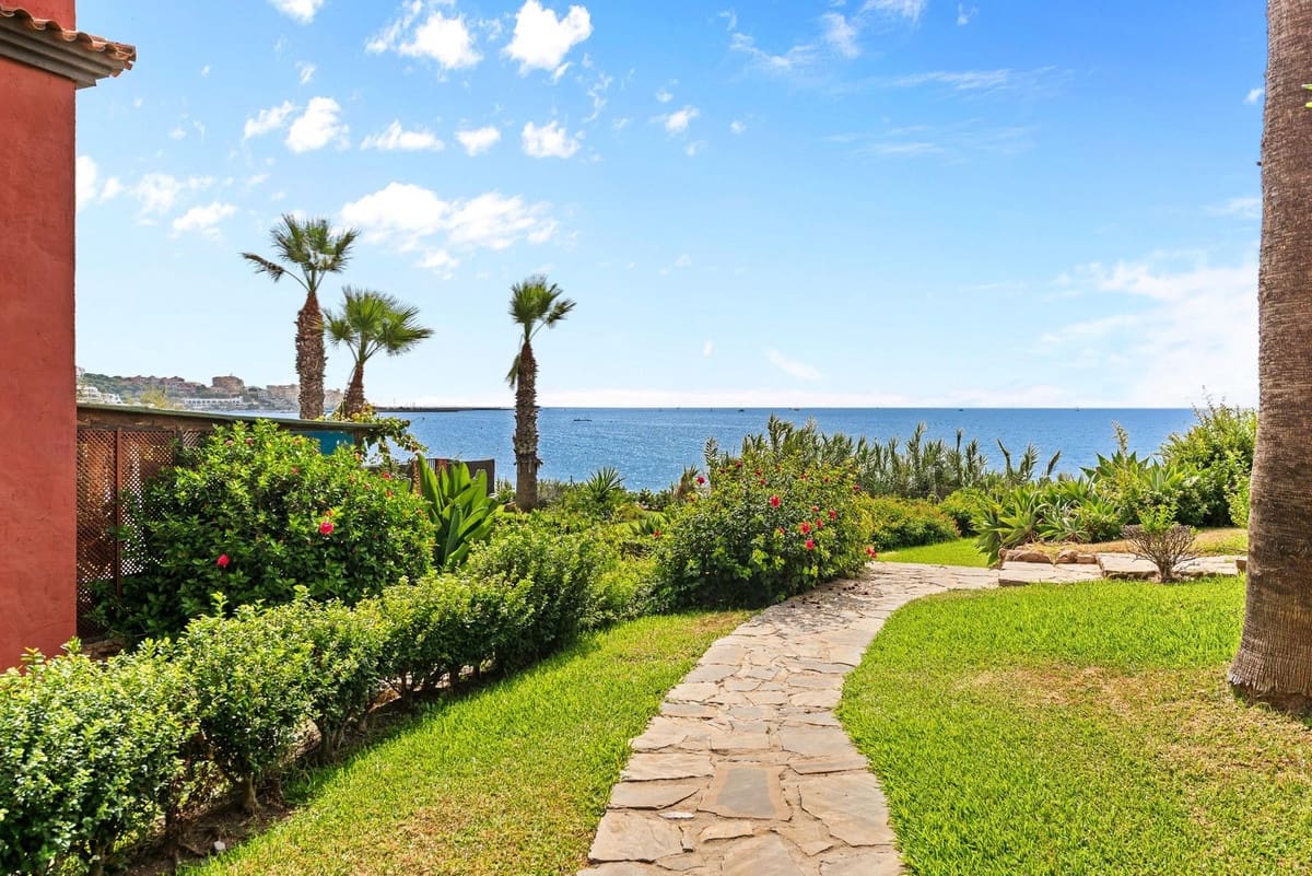 2 makuuhuone Omakotitalo myytävänä paikassa Estepona mukana uima-altaan - 595 000 € (Ref: 9550189)