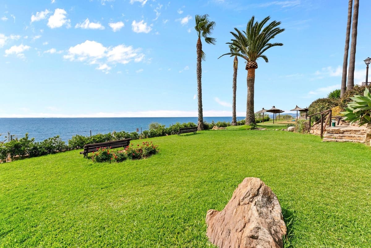 2 makuuhuone Omakotitalo myytävänä paikassa Estepona mukana uima-altaan - 595 000 € (Ref: 9550189)