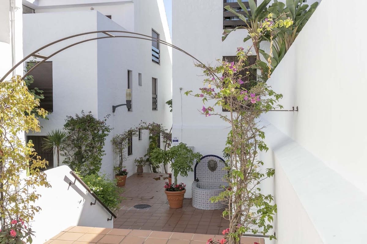 1 slaapkamer Appartement te koop in Nueva Andalucia met zwembad garage - € 460.000 (Ref: 9551982)