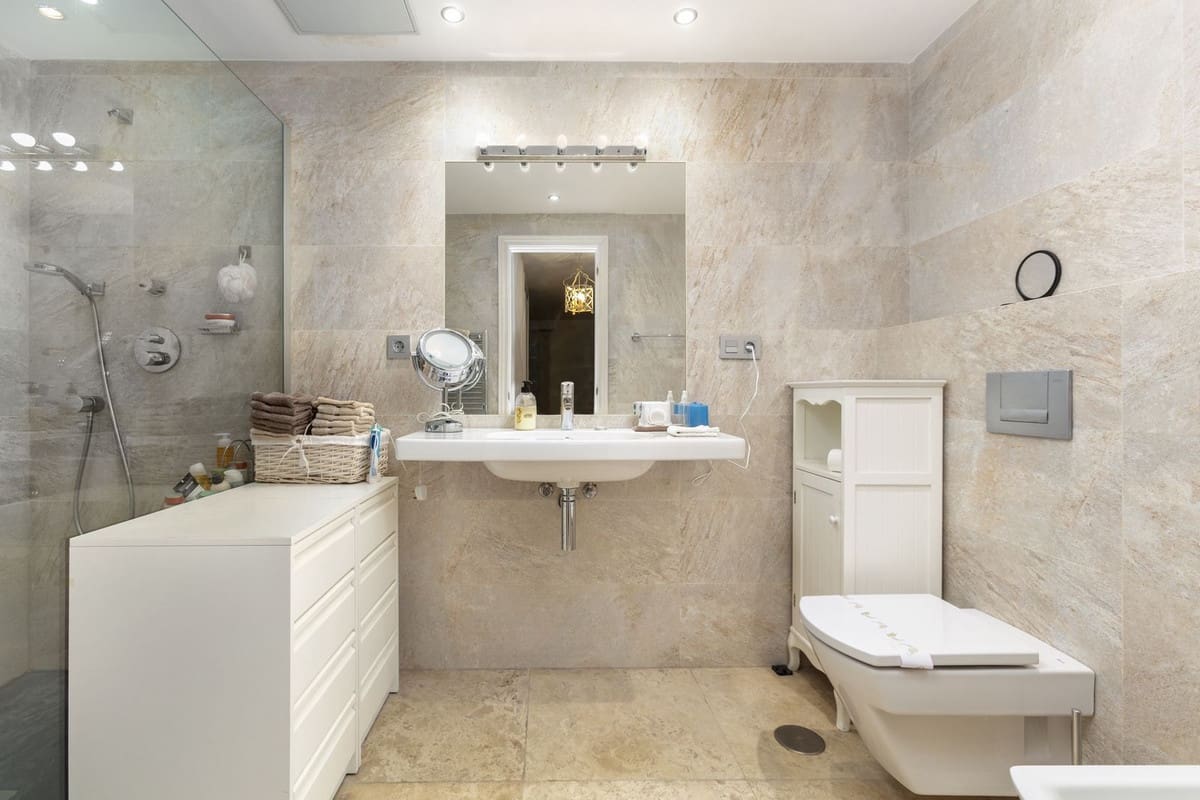 2 bedroom Apartment for sale in Nueva Andalucia with pool garage - € 520,000 (Ref: 9551983)