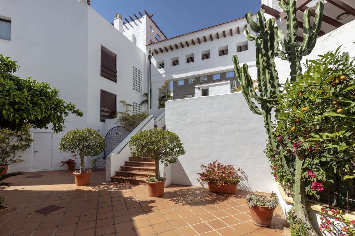 2 bedroom Apartment for sale in Nueva Andalucia with pool garage - € 520,000 (Ref: 9551983)