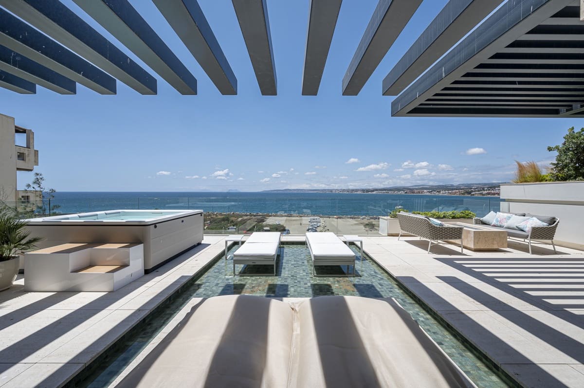 2 makuuhuone Huoneisto myytävänä paikassa Estepona mukana uima-altaan 
autotalli - 2 395 000 € (Ref: 9552251)