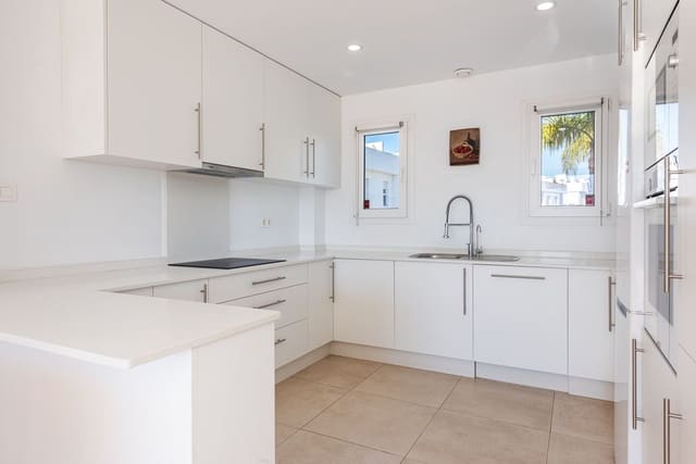 3 sypialnia Dom na sprzedaż w Calahonda, Mijas z basenem garażem - 729 000 € (Ref: 9552311)