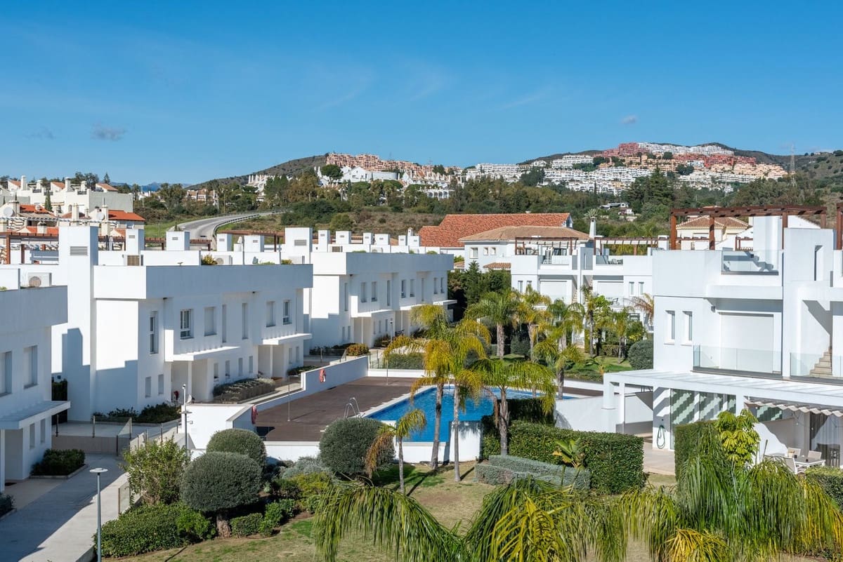 3 sypialnia Dom na sprzedaż w Calahonda z basenem garażem - 729 000 € (Ref: 9552311)