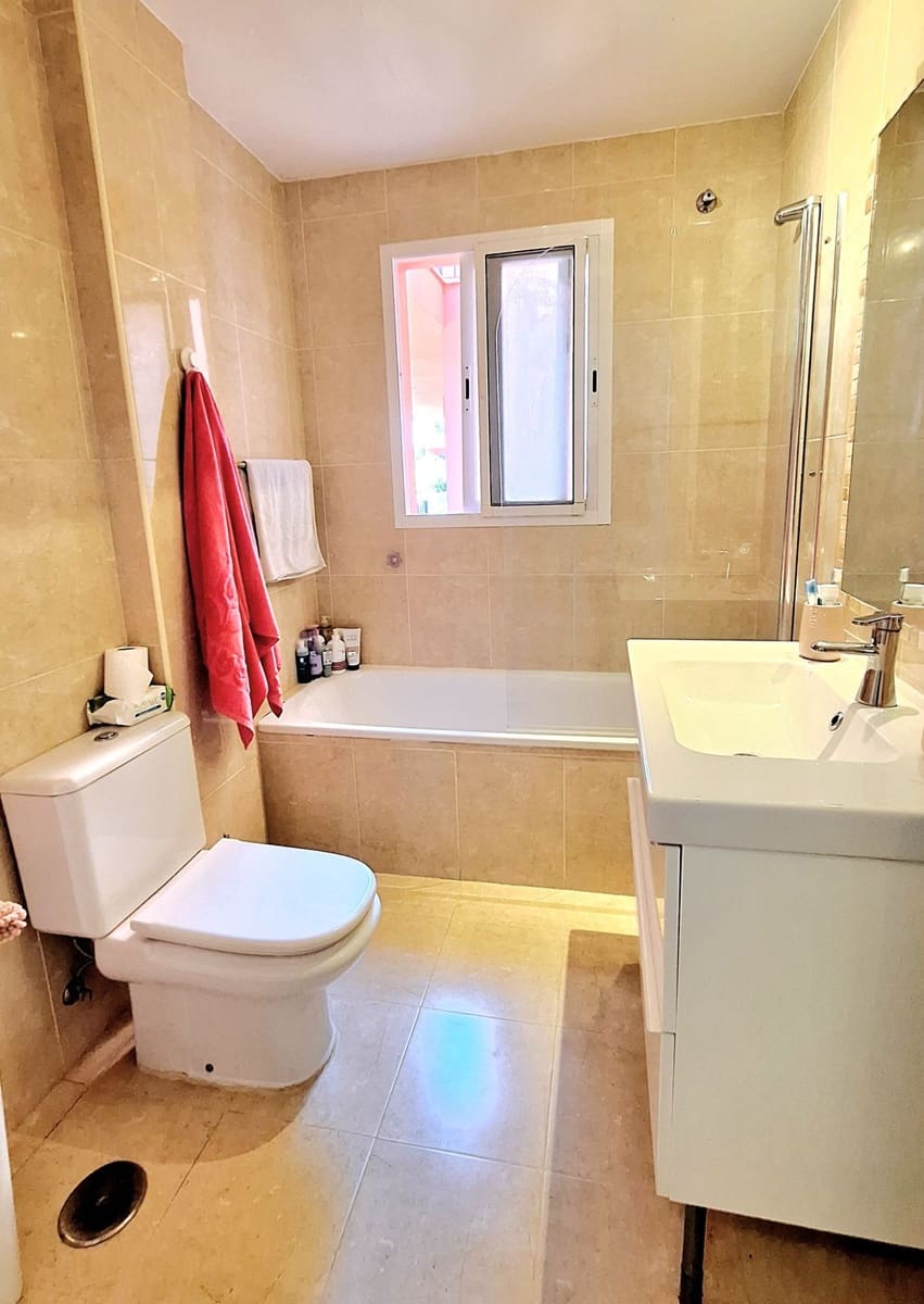 2 chambre Appartement à vendre à La Duquesa / Puerto de la Duquesa avec piscine garage - 235 000 € (Ref: 9552415)