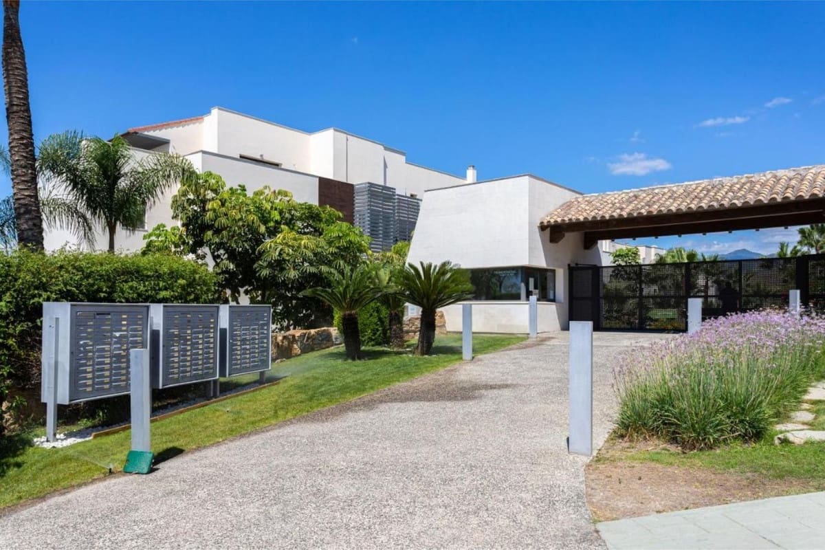 2 soveværelse Lejlighed til salg i Los Flamingos med swimmingpool garage - € 479.000 (Ref: 9552491)