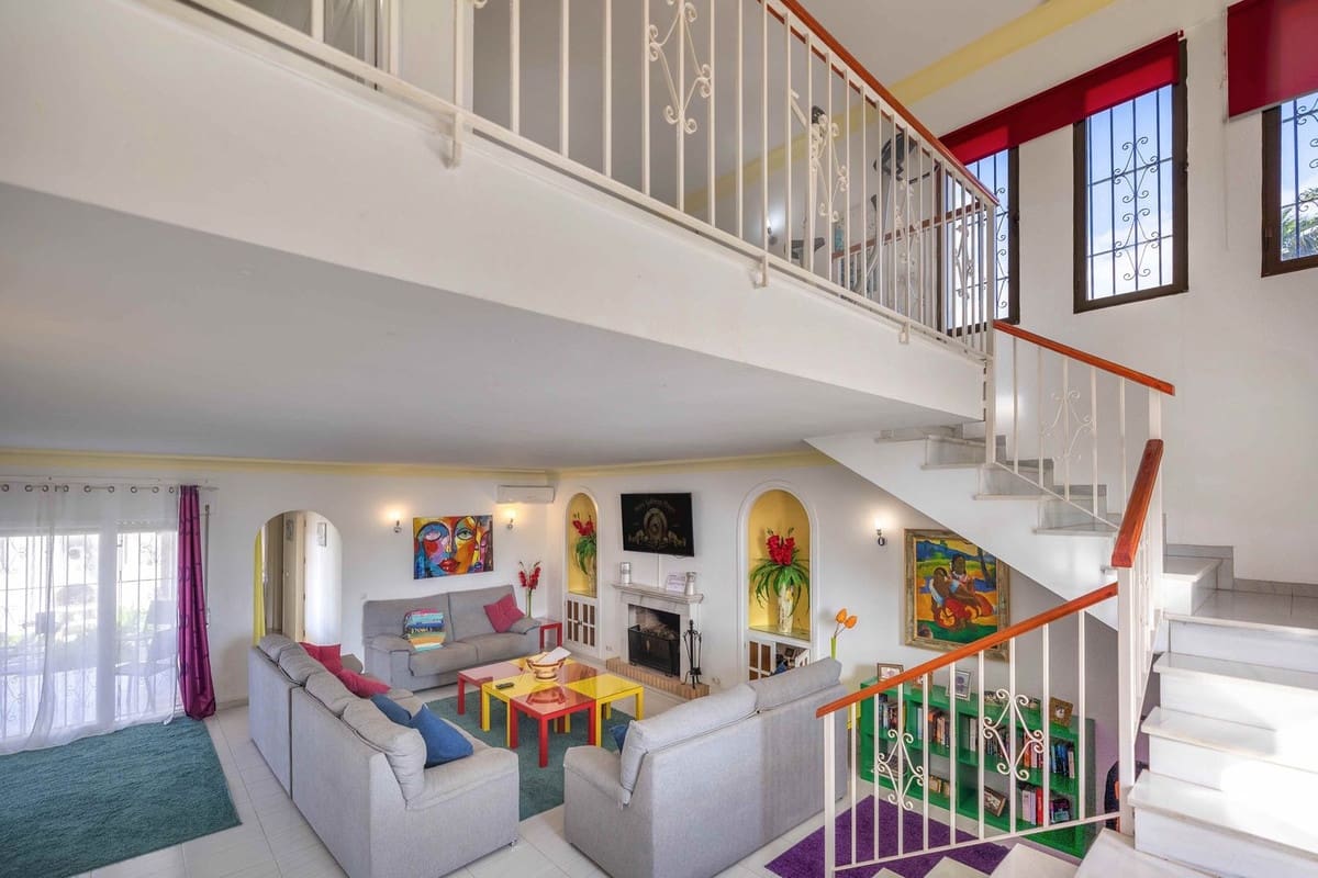 5 bedroom Villa for sale in Estepona with pool garage - € 1,100,000 (Ref: 9562215)