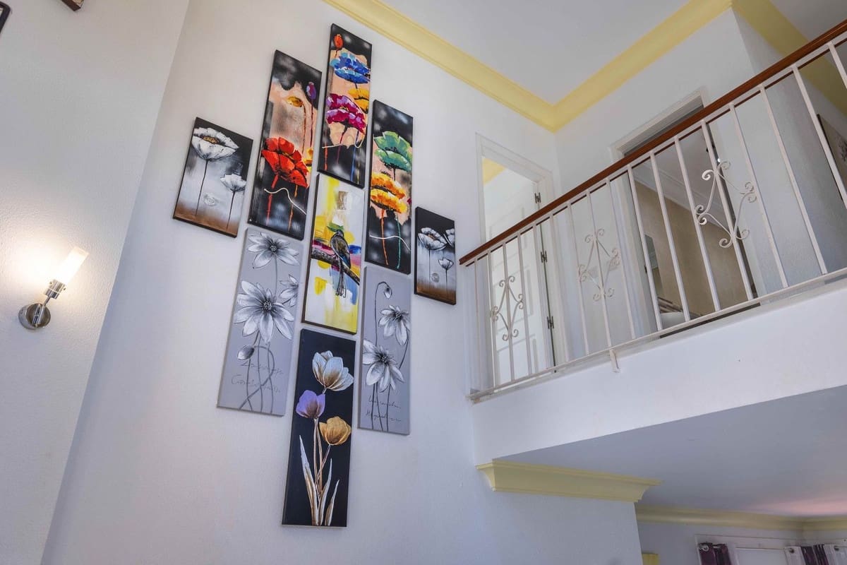 5 bedroom Villa for sale in Estepona with pool garage - € 1,100,000 (Ref: 9562215)