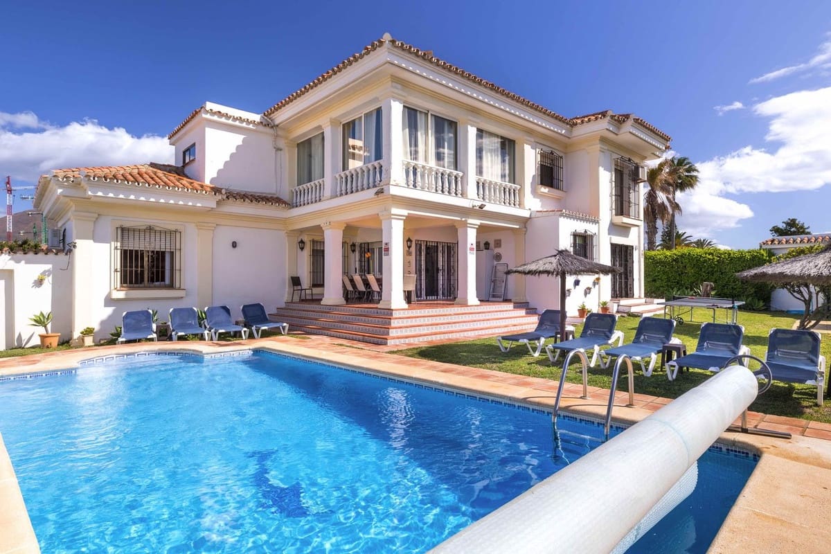 5 bedroom Villa for sale in Estepona with pool garage - € 1,100,000 (Ref: 9562215)