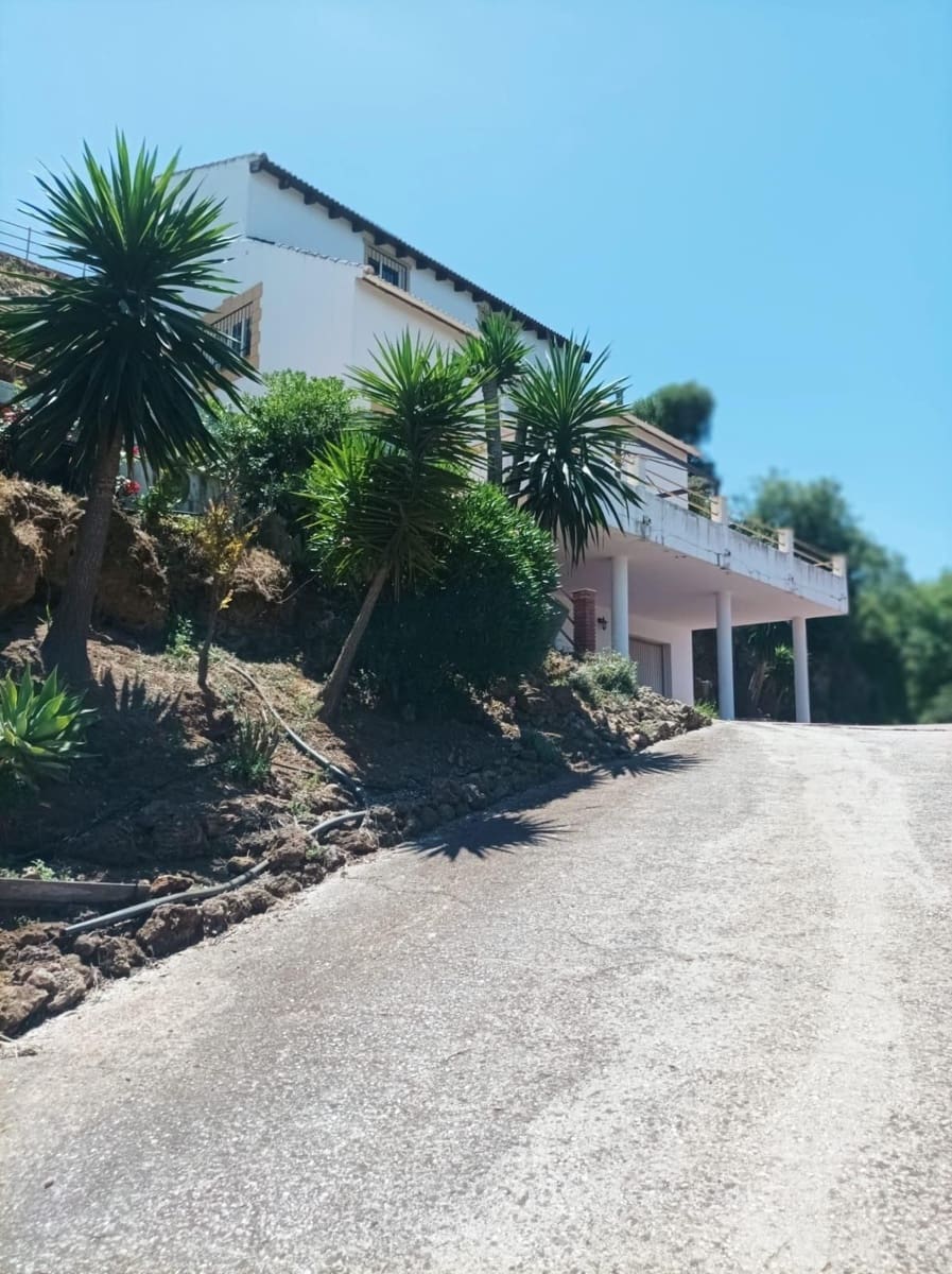 5 bedroom Villa for sale in Alhaurin el Grande with pool garage - € 495,000 (Ref: 9566618)