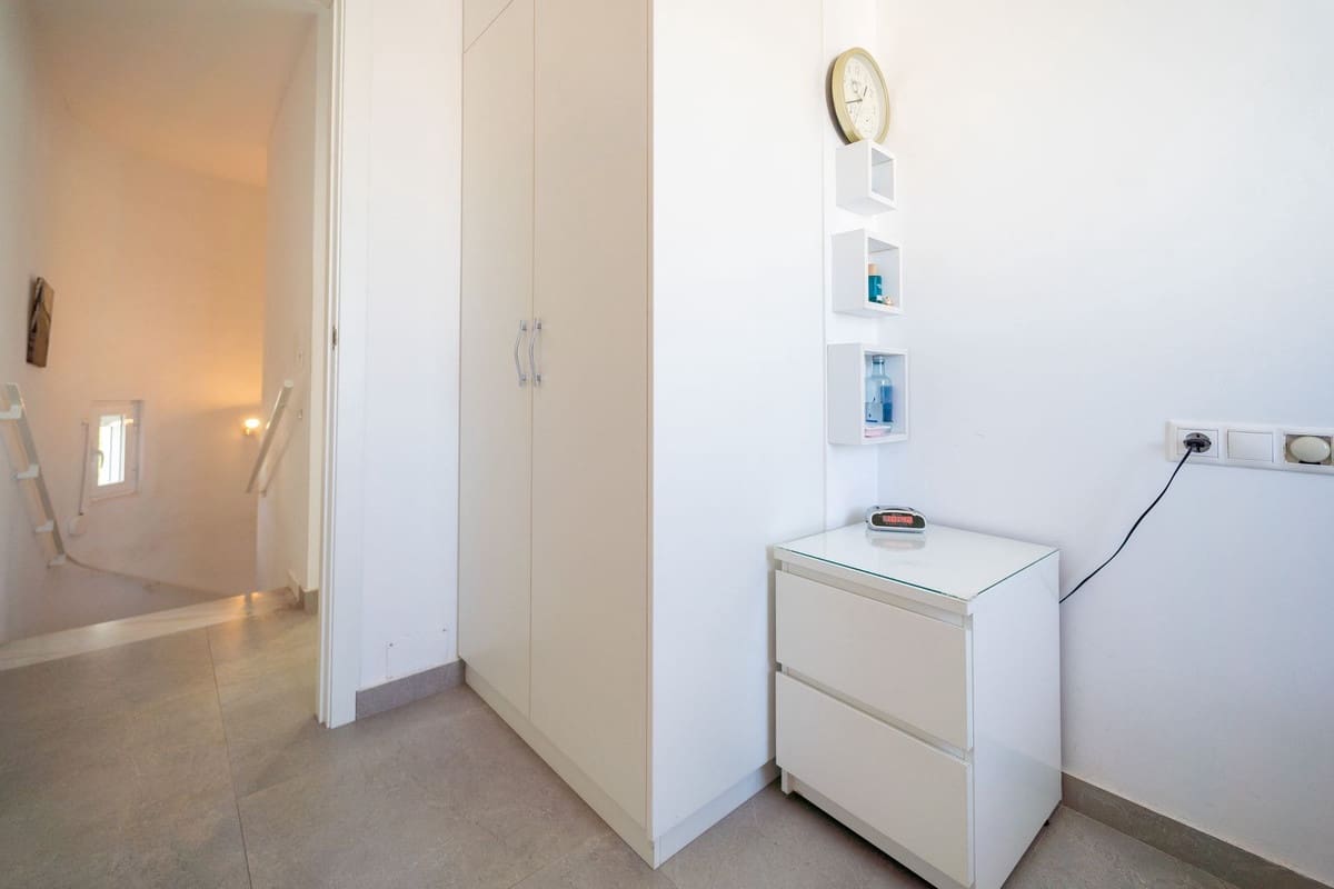 2 makuuhuone Omakotitalo myytävänä paikassa Riviera del Sol mukana uima-altaan 
autotalli - 460 000 € (Ref: 9569963)