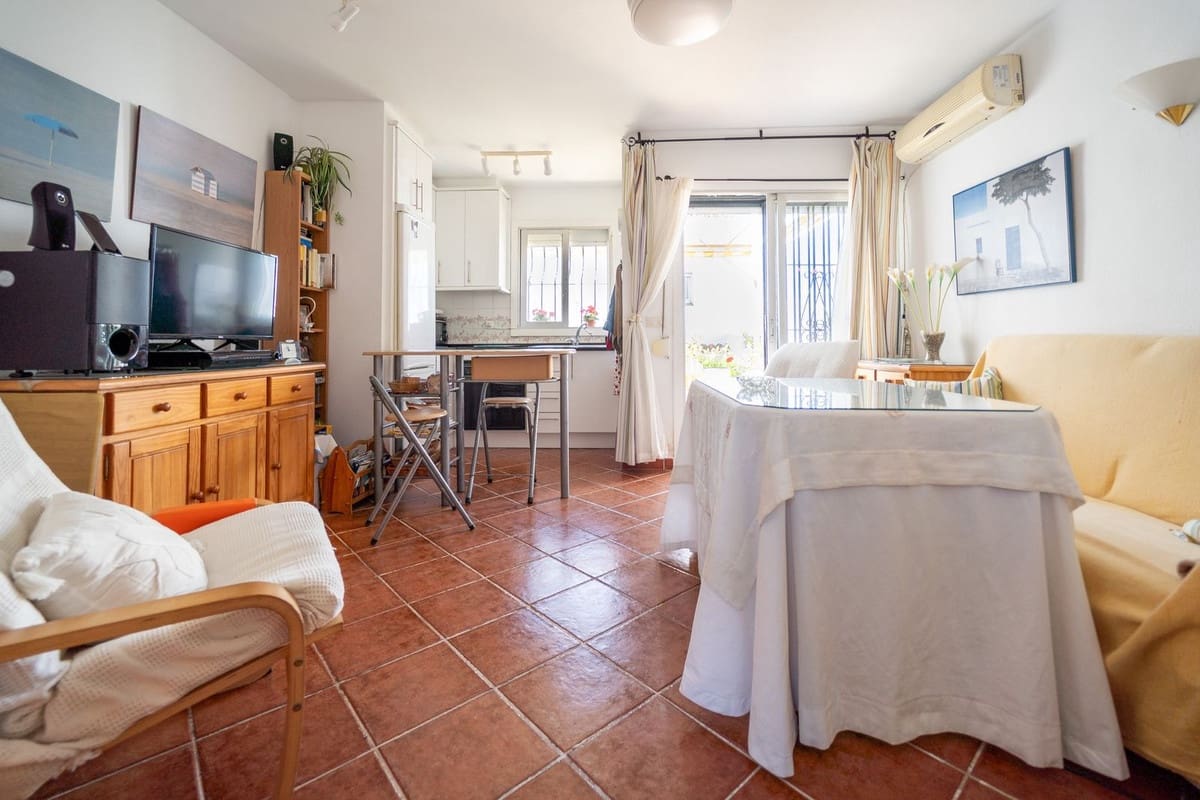 2 makuuhuone Omakotitalo myytävänä paikassa Riviera del Sol mukana uima-altaan 
autotalli - 460 000 € (Ref: 9569963)