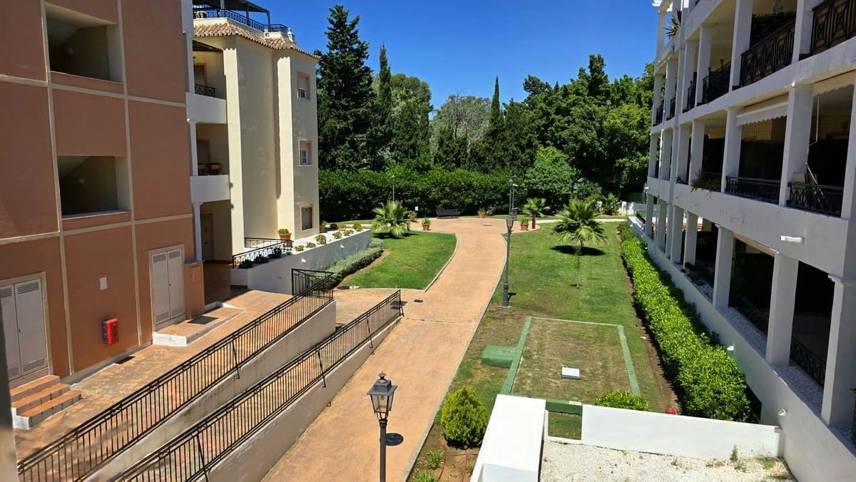 3 camera da letto Appartamento in vendita in Aloha Golf con piscina garage - 499.000 € (Rif: 9570161)