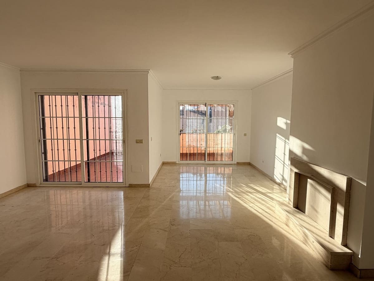 4 quarto Casa em Banda para venda em Riviera del Sol com piscina garagem - 475 000 € (Ref: 9571867)