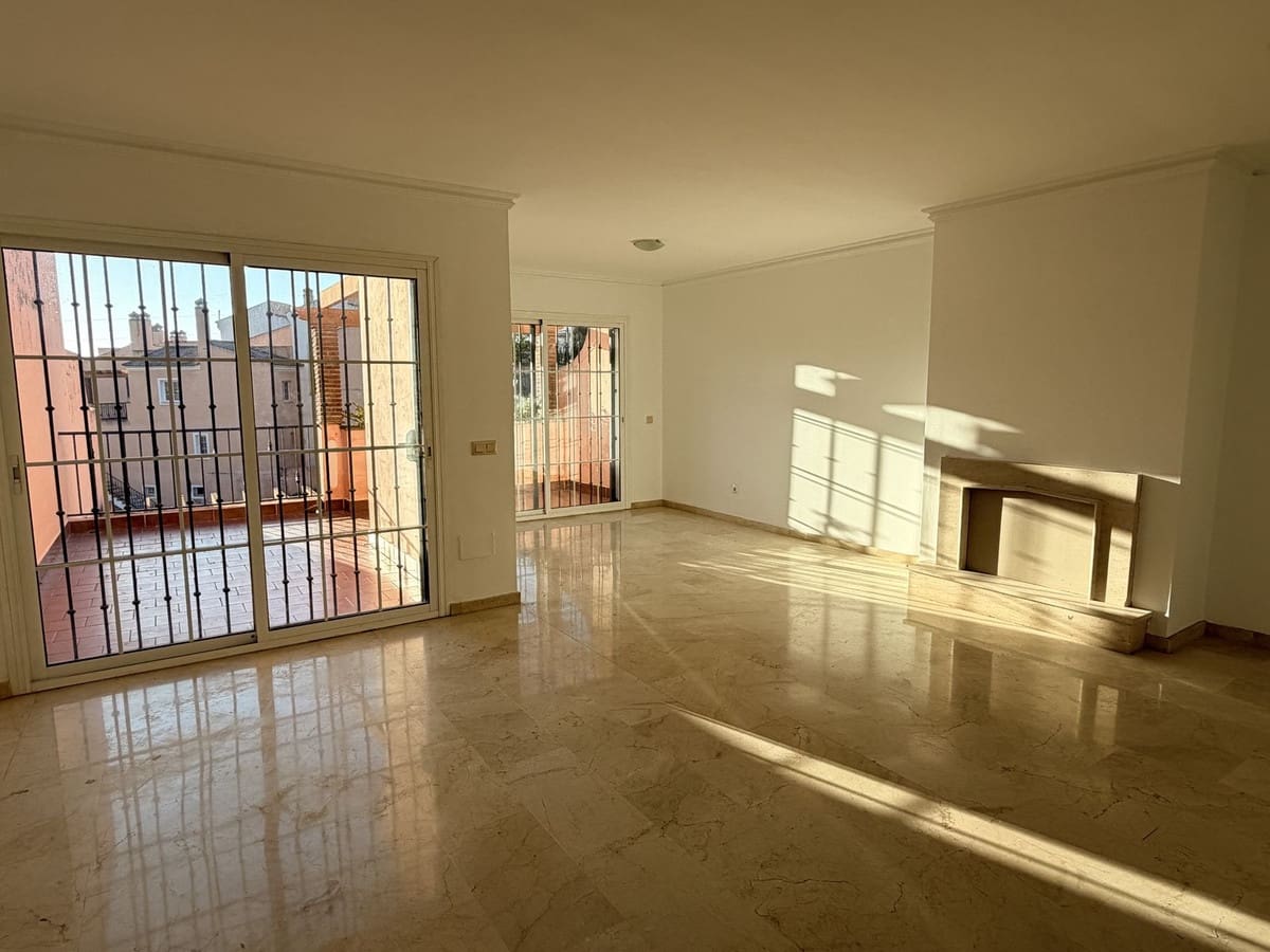 4 quarto Casa em Banda para venda em Riviera del Sol com piscina garagem - 475 000 € (Ref: 9571867)