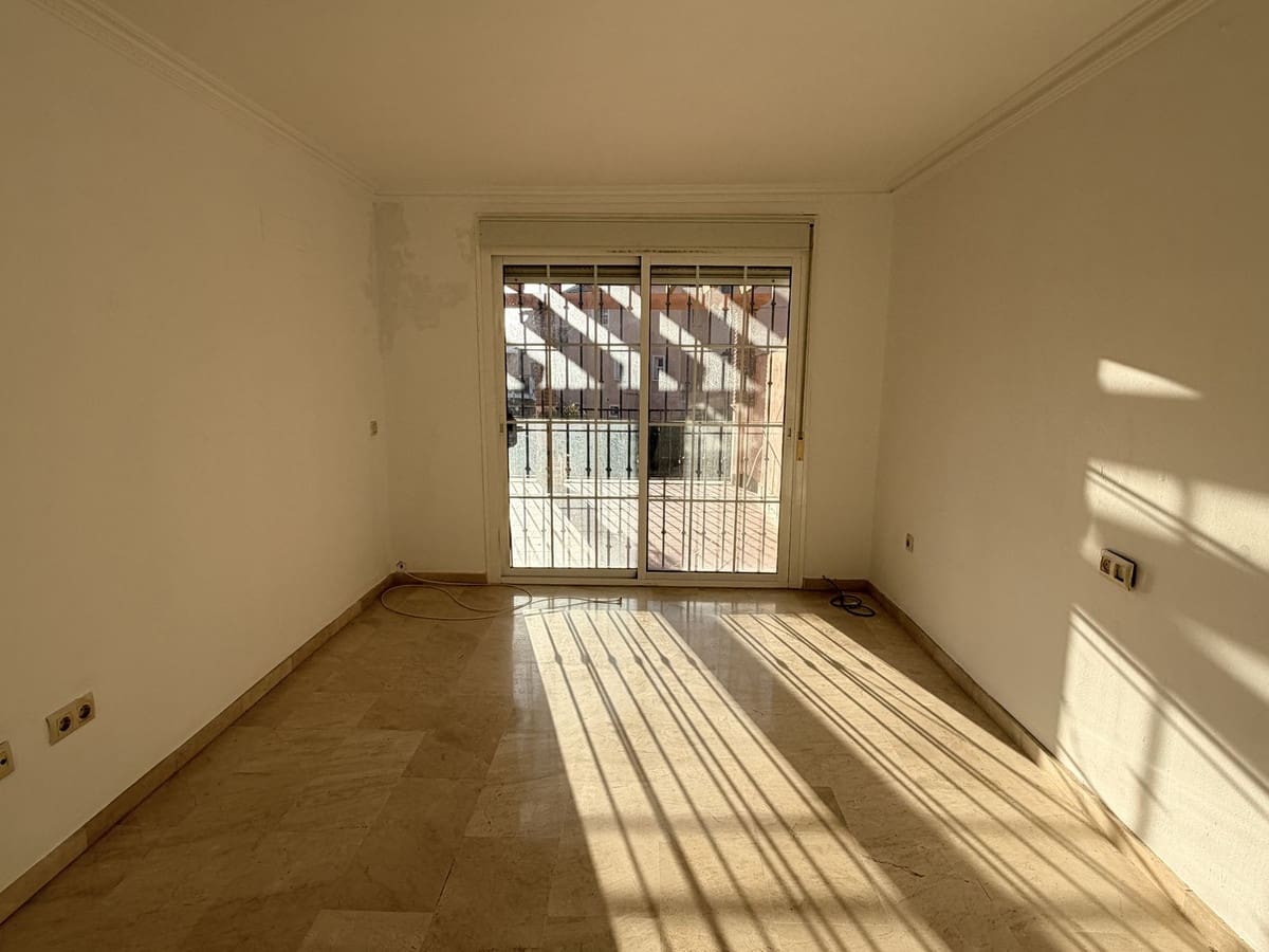 4 quarto Casa em Banda para venda em Riviera del Sol com piscina garagem - 475 000 € (Ref: 9571867)