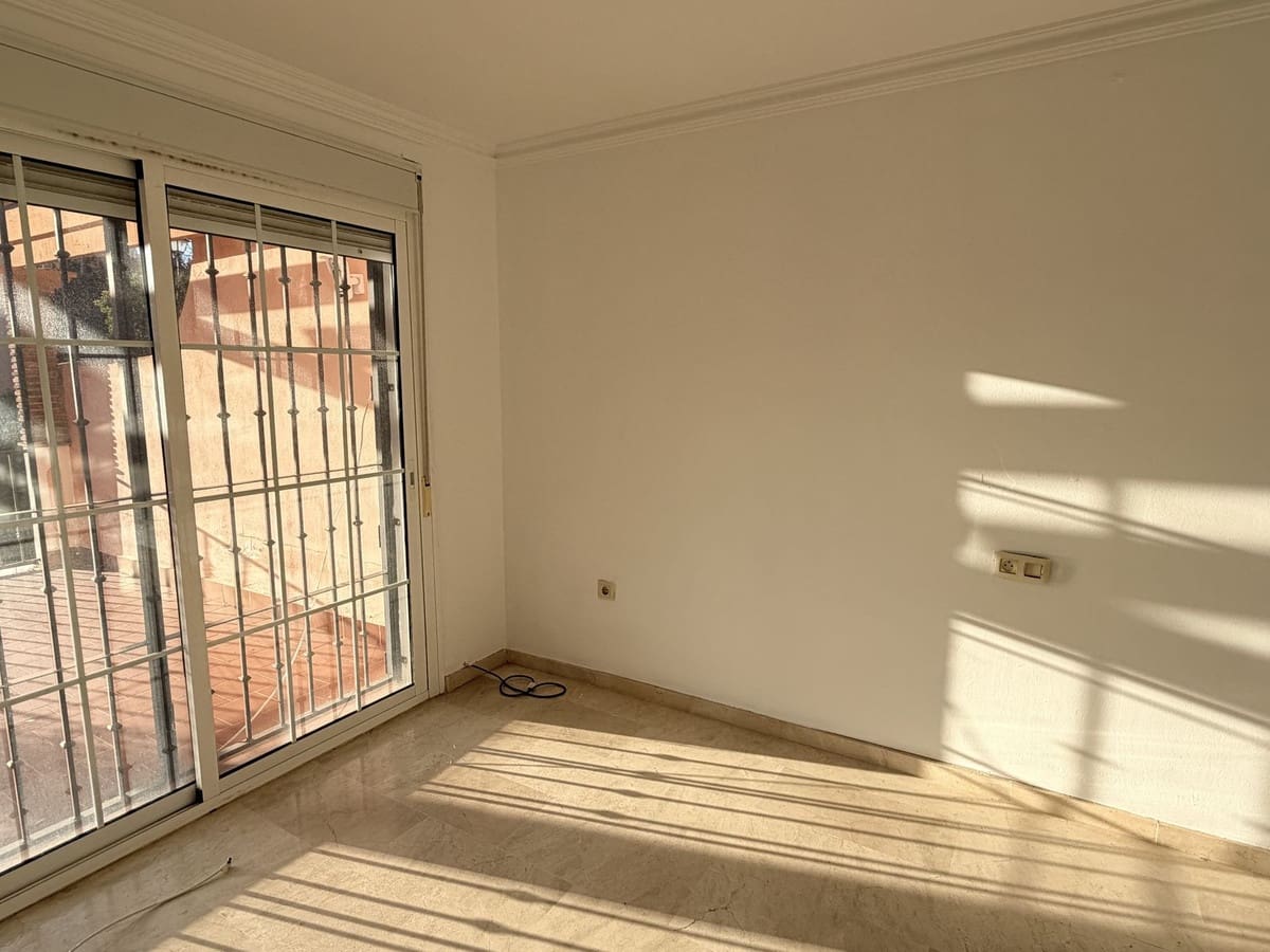 4 quarto Casa em Banda para venda em Riviera del Sol com piscina garagem - 475 000 € (Ref: 9571867)