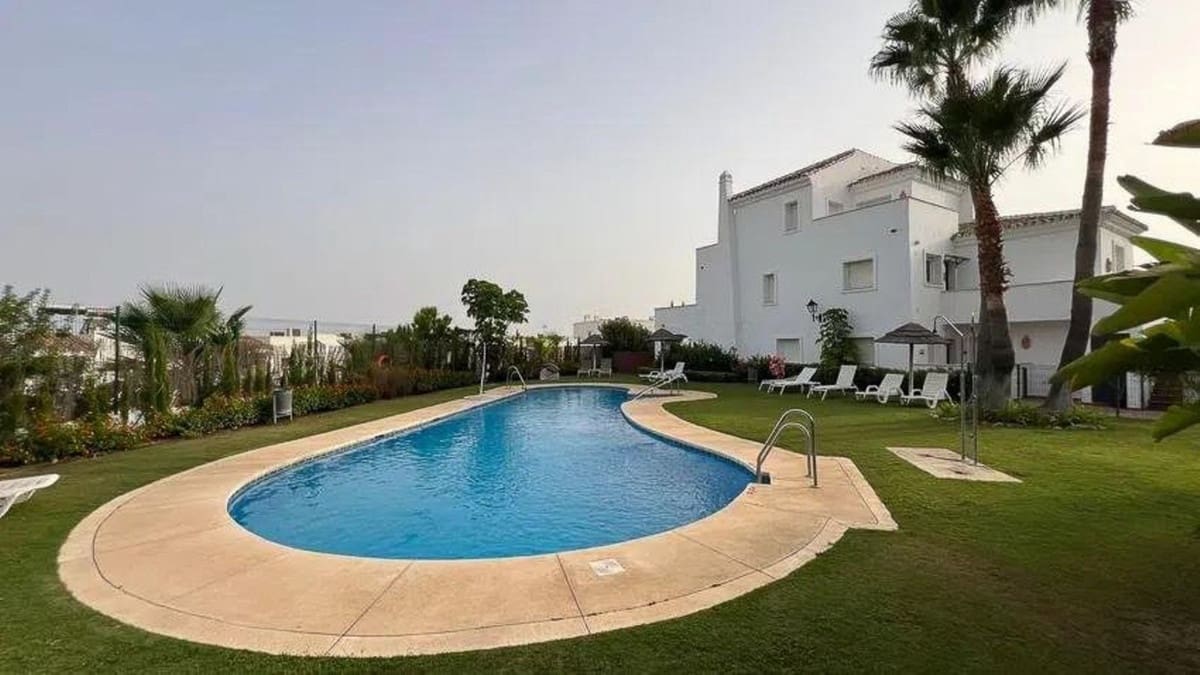 2 soveværelse Lejlighed til salg i Nueva Andalucia med swimmingpool garage - € 450.000 (Ref: 9571937)