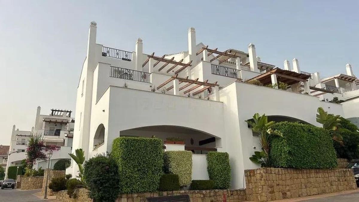 2 soveværelse Lejlighed til salg i Nueva Andalucia med swimmingpool garage - € 450.000 (Ref: 9571937)