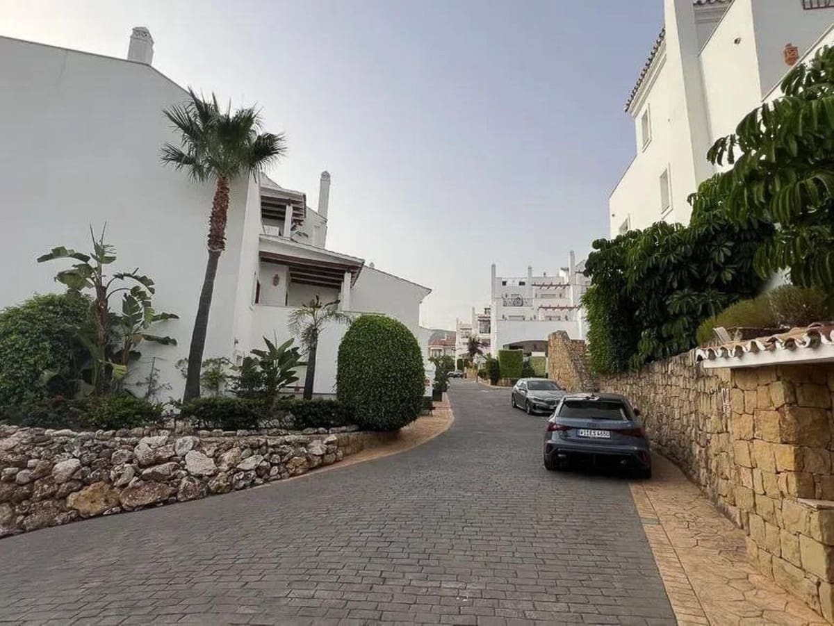 2 soveværelse Lejlighed til salg i Nueva Andalucia med swimmingpool garage - € 450.000 (Ref: 9571937)