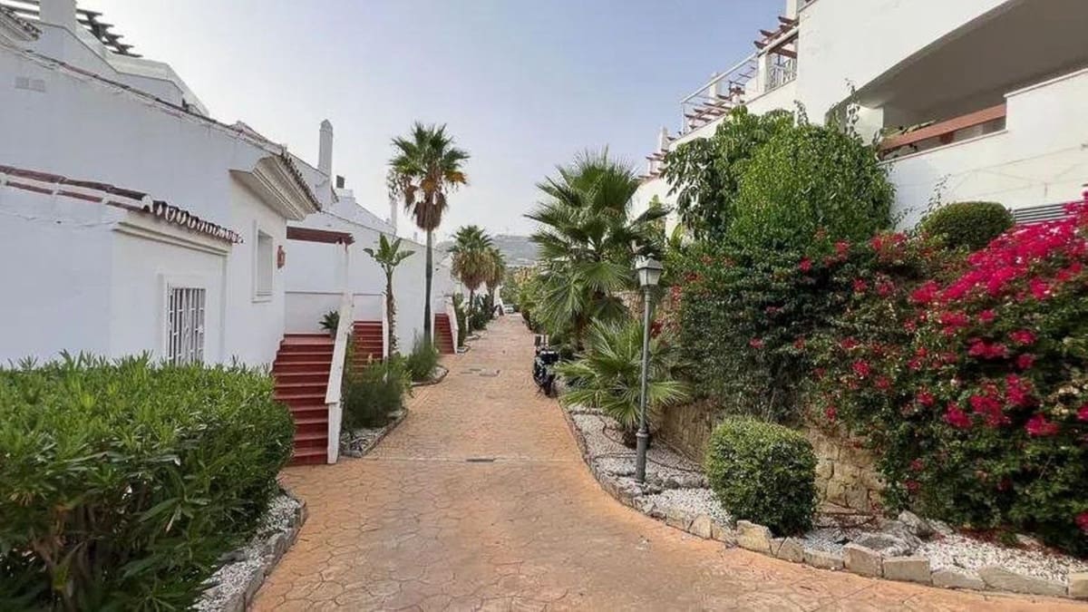 2 soveværelse Lejlighed til salg i Nueva Andalucia med swimmingpool garage - € 450.000 (Ref: 9571937)