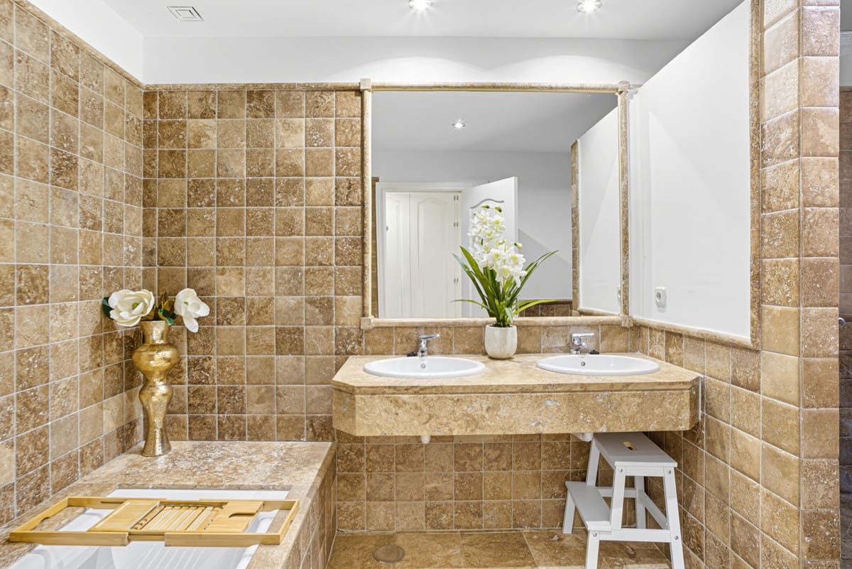 2 quarto Apartamento para venda em Estepona com piscina garagem - 450 000 € (Ref: 9571997)