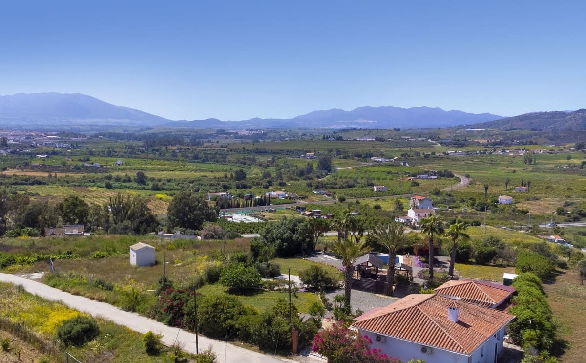 4 soveværelse Finca/Landehus til salg i Pizarra med swimmingpool garage - € 450.000 (Ref: 9572075)