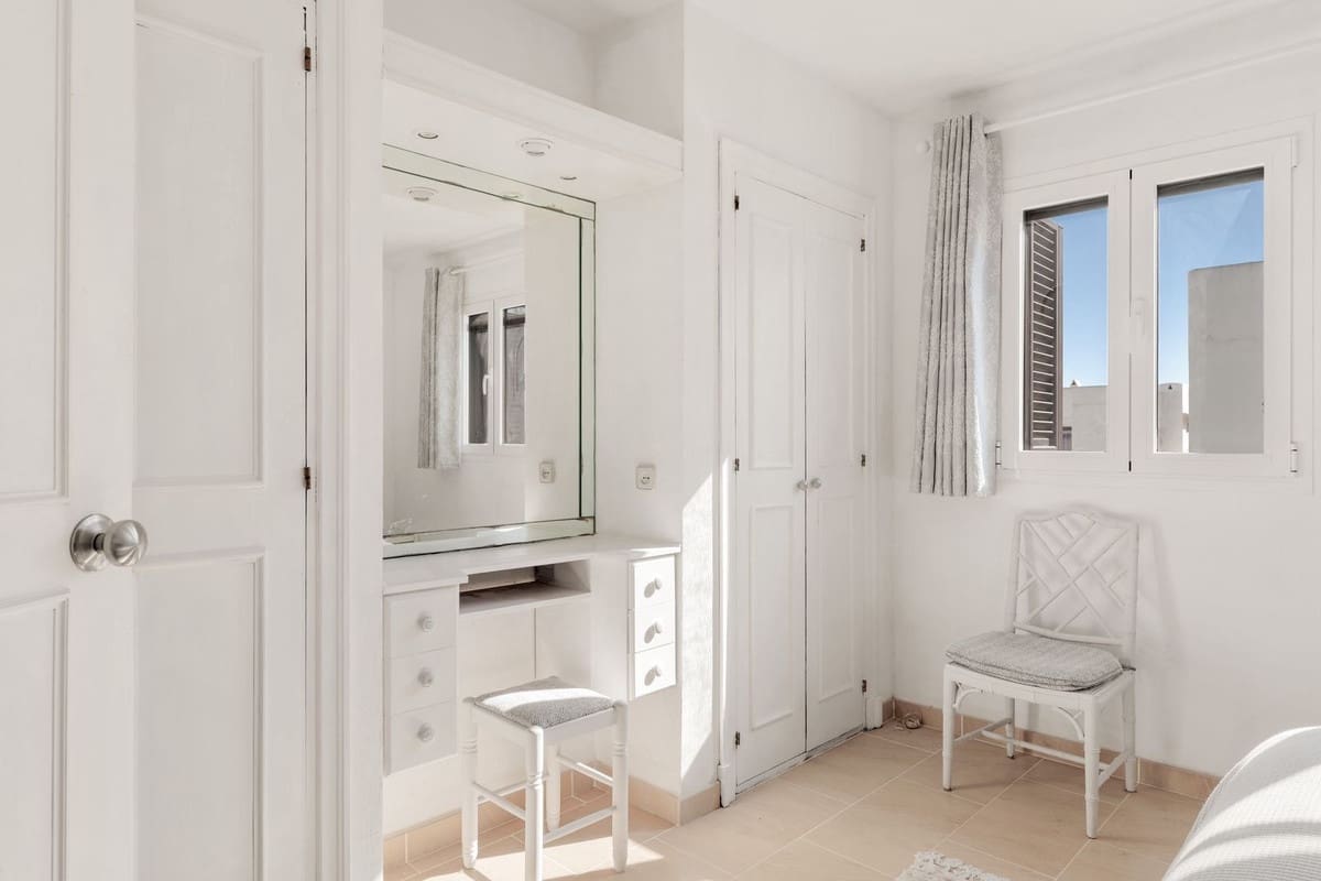 2 bedroom Townhouse for sale in Estepona with pool garage - € 450,000 (Ref: 9572078)