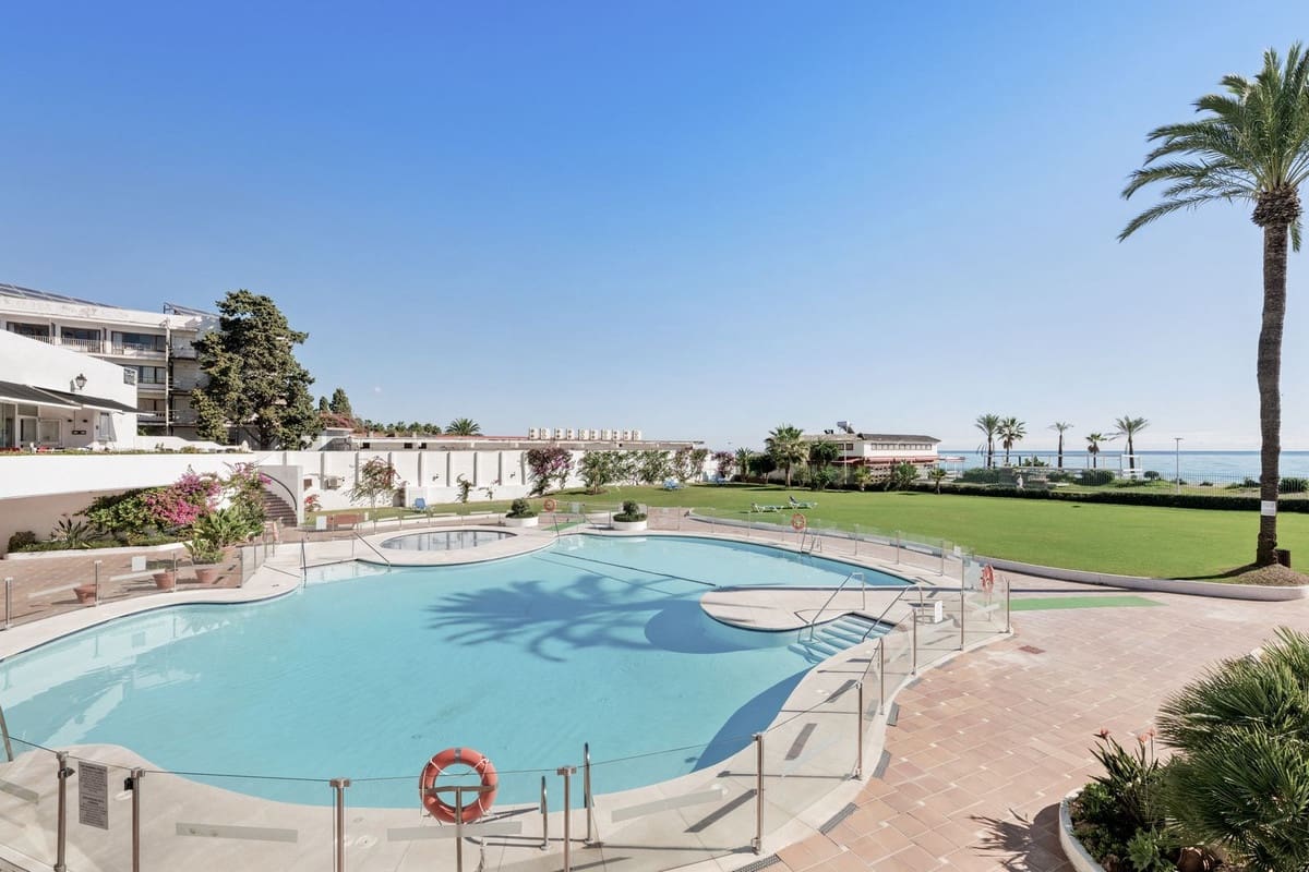 2 bedroom Townhouse for sale in Estepona with pool garage - € 450,000 (Ref: 9572078)