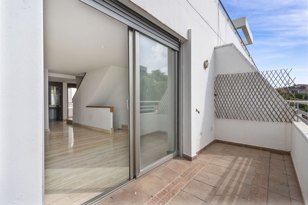 3 soverom Penthouse til salgs i La Cala de Mijas med svømmebasseng garasje - € 399 000 (Ref: 9572082)