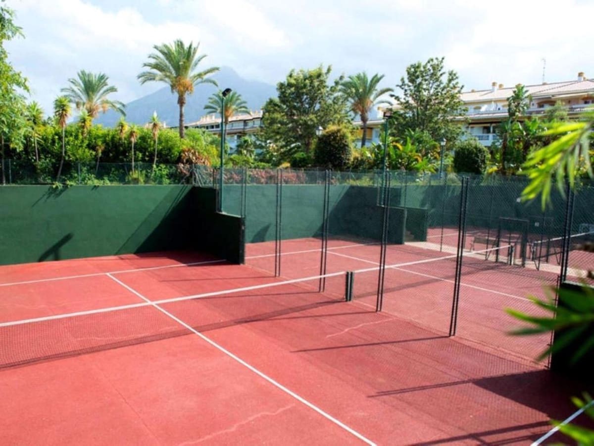 2 soveværelse Lejlighed til salg i Nueva Andalucia med swimmingpool garage - € 455.000 (Ref: 9572211)