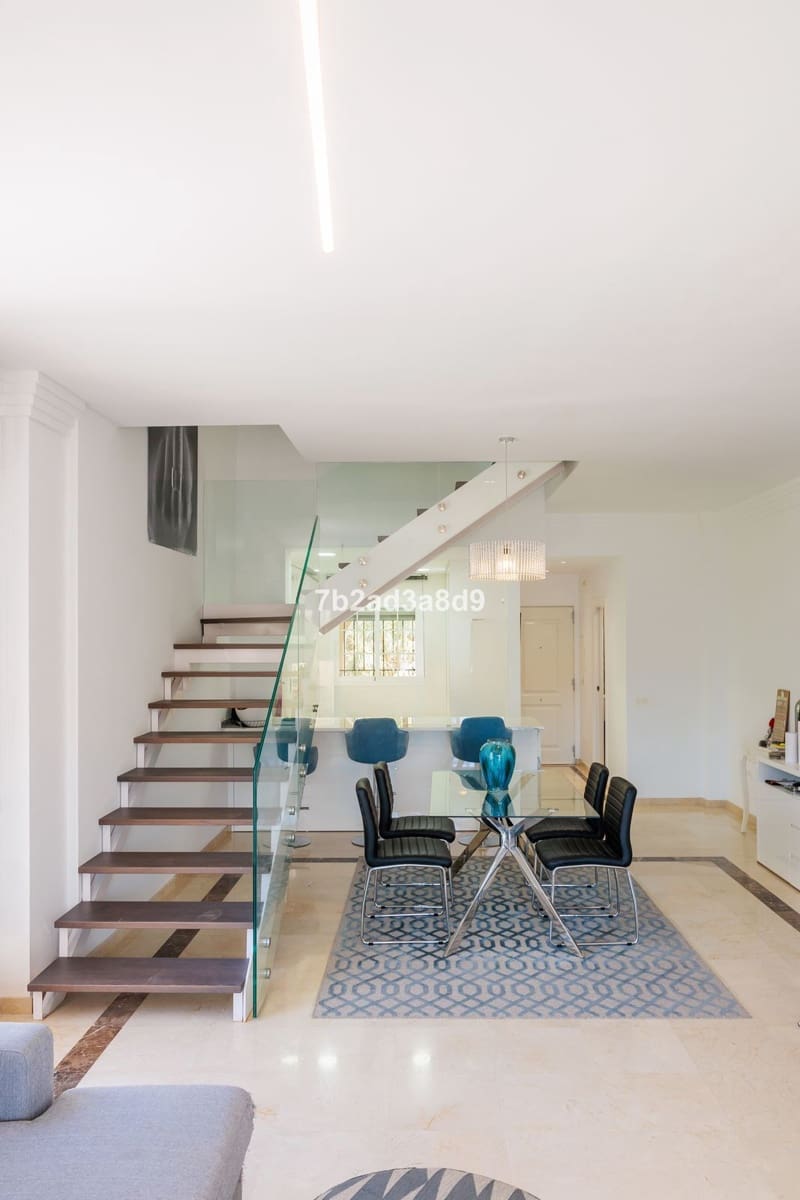 3 sypialnia Penthouse na sprzedaż w Nueva Andalucia z basenem garażem - 875 000 € (Ref: 9579171)