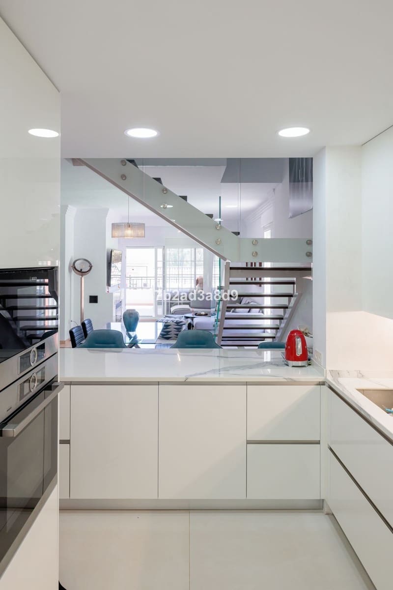 3 sypialnia Penthouse na sprzedaż w Nueva Andalucia z basenem garażem - 875 000 € (Ref: 9579171)