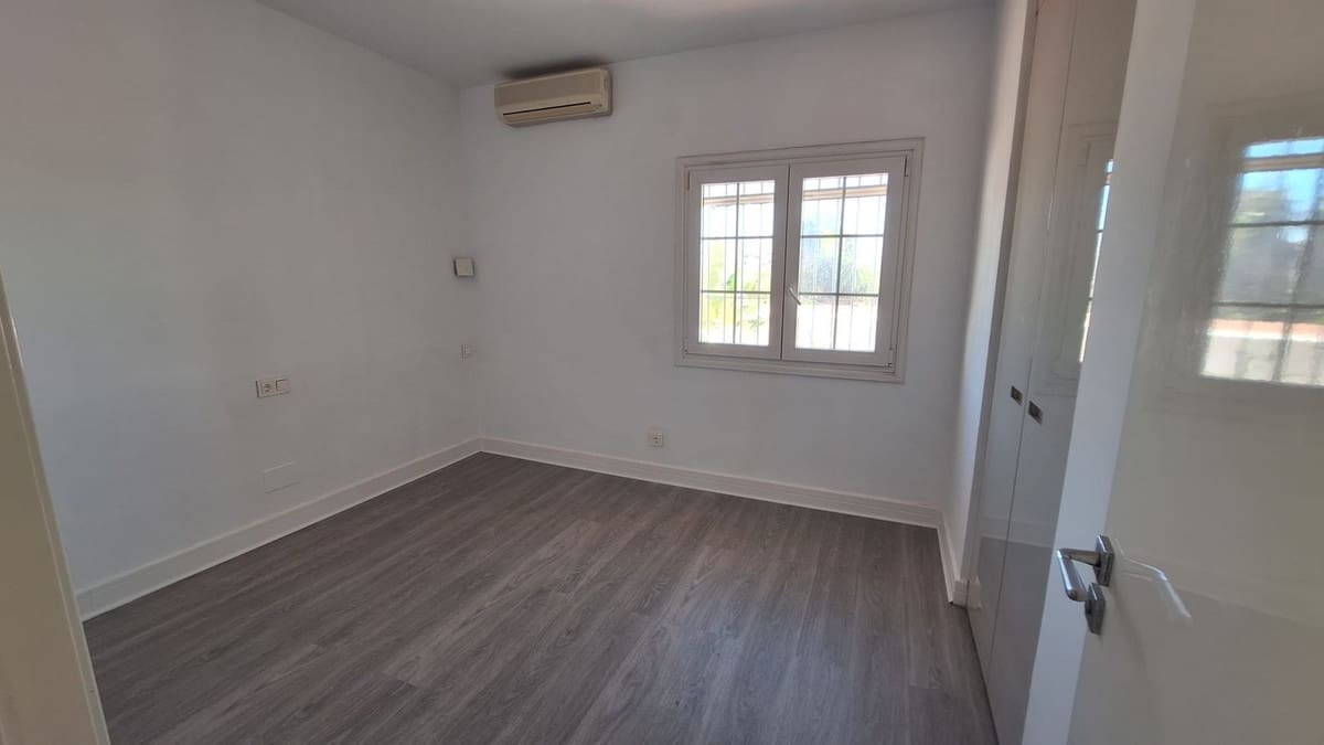 Bungalow de 3 habitaciones en Torrevieja en venta con piscina - 795.000 € (Ref: 9579987)